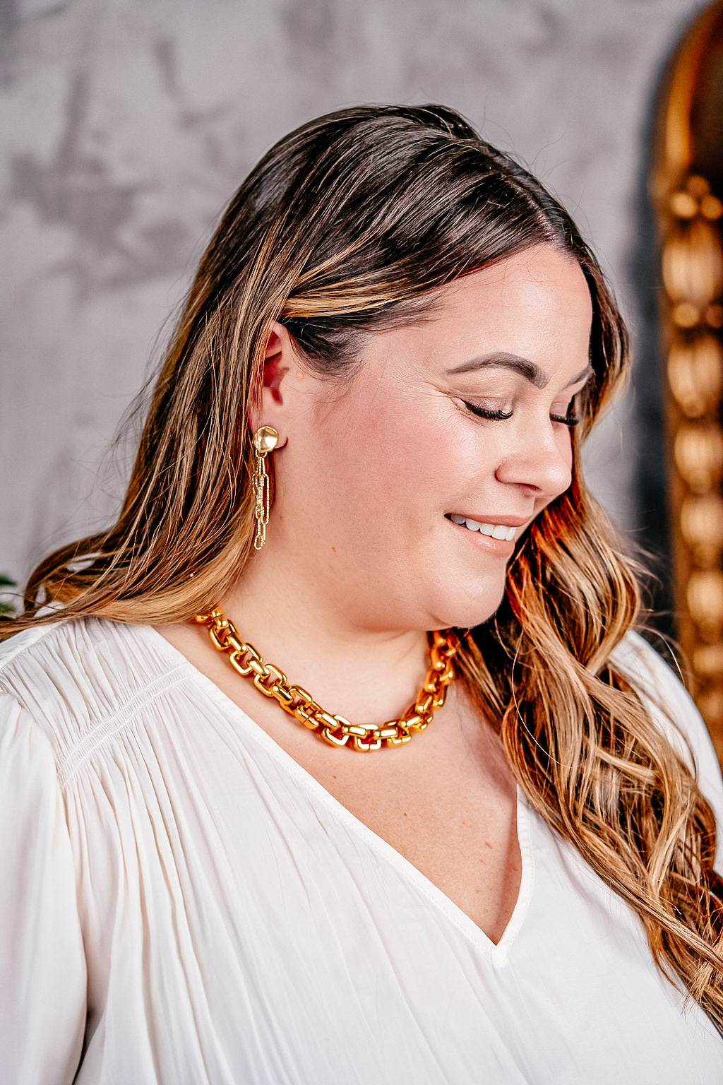 A model wearing a chunky necklace.