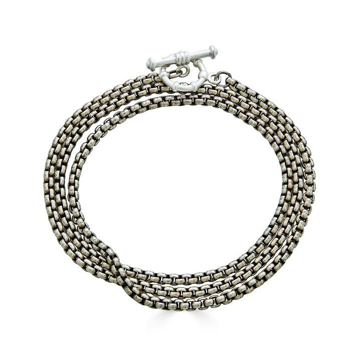 A silver venetian box chain lariat necklace.