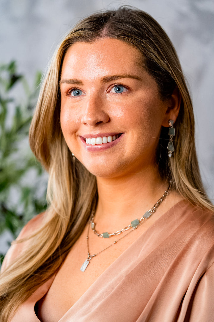 A model wearing an asymmetrical aquamarine necklace