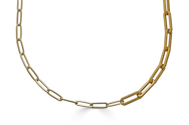 A matte gold mixed link short layering chain.