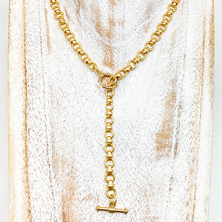 A matte gold mariner chainlink necklace.